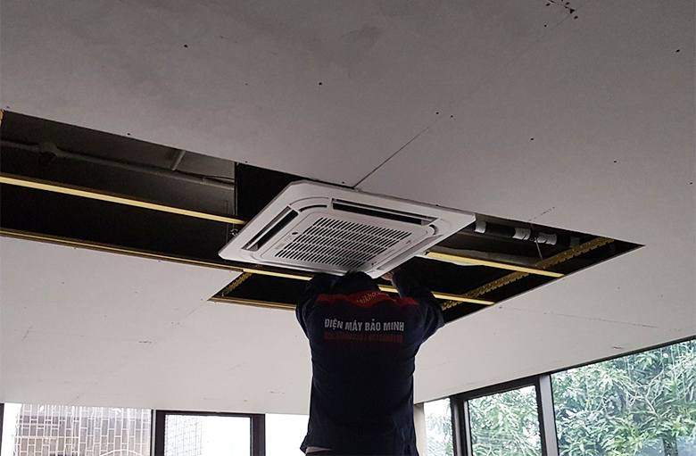 kỹ thuật TNHH Thiết bị SGT lắp đặt điều hòa âm trần Casper